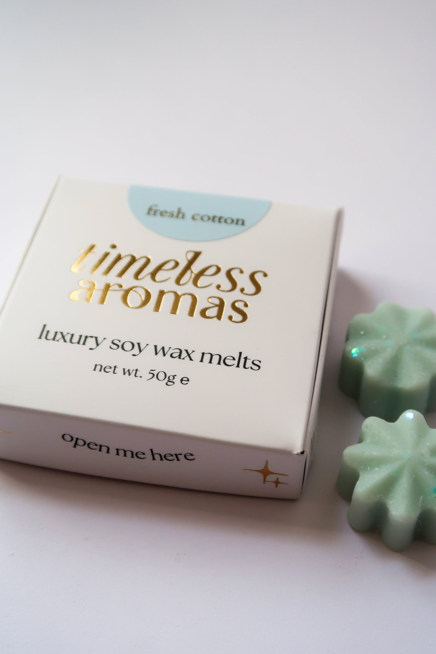 Timeless Aromas fresh cotton luxury wax melt box displayed on a white surface, perfect for creating a refreshing scent in your home. This box includes 50g of highly fragrant wax melts, ideal for gifting or personal use, featuring the delightful aroma of fresh cotton. Perfect for those who love a clean and refreshing scent, great for a faire atmosphere.