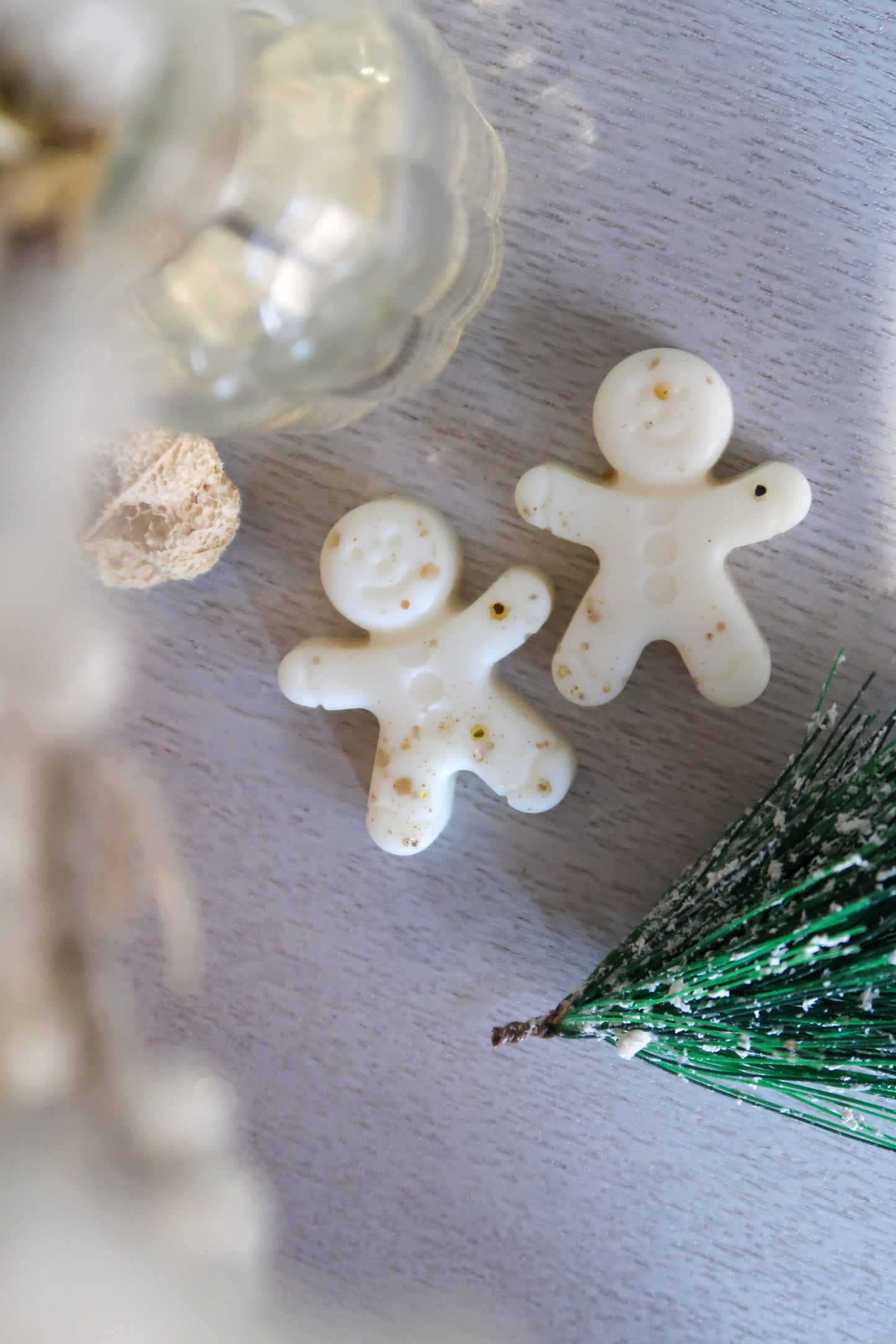 Gingerbread Cookies Wax Melts – Sweet Spiced Biscuit Scent | 2 Gold-Glitter Gingerbread Men | Festive Soy Wax Gift