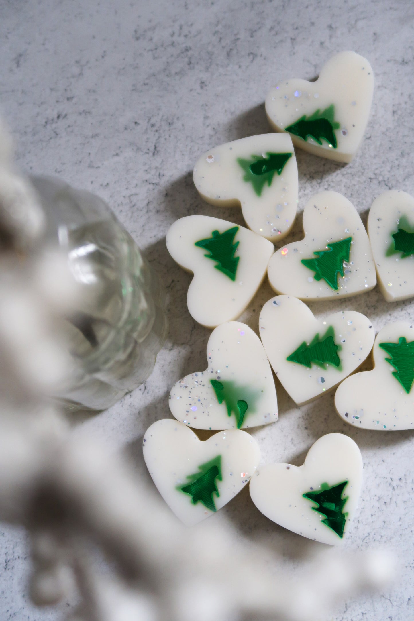 Snow Kissed Wax Melts – Fresh Pine, Lemon & Eucalyptus Scent | Winter Soy Wax Melts with Glitter Hearts | Festive Home Fragrance Gift