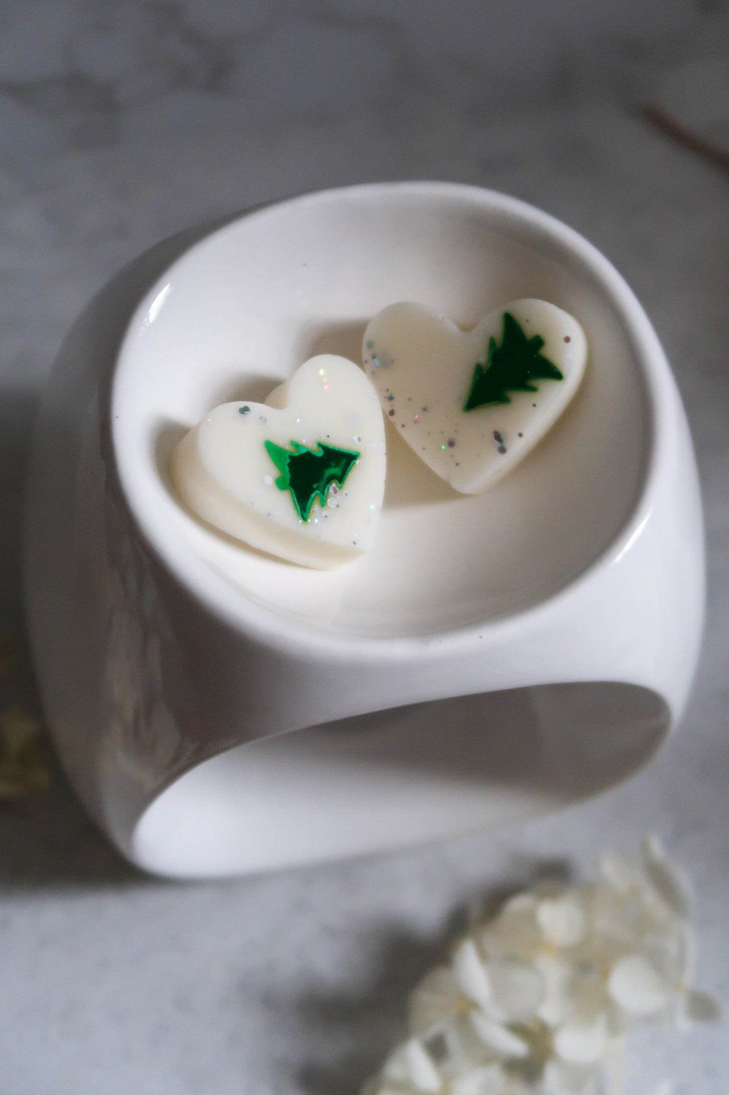 Snow Kissed Wax Melts – Fresh Pine, Lemon & Eucalyptus Scent | Winter Soy Wax Melts with Glitter Hearts | Festive Home Fragrance Gift