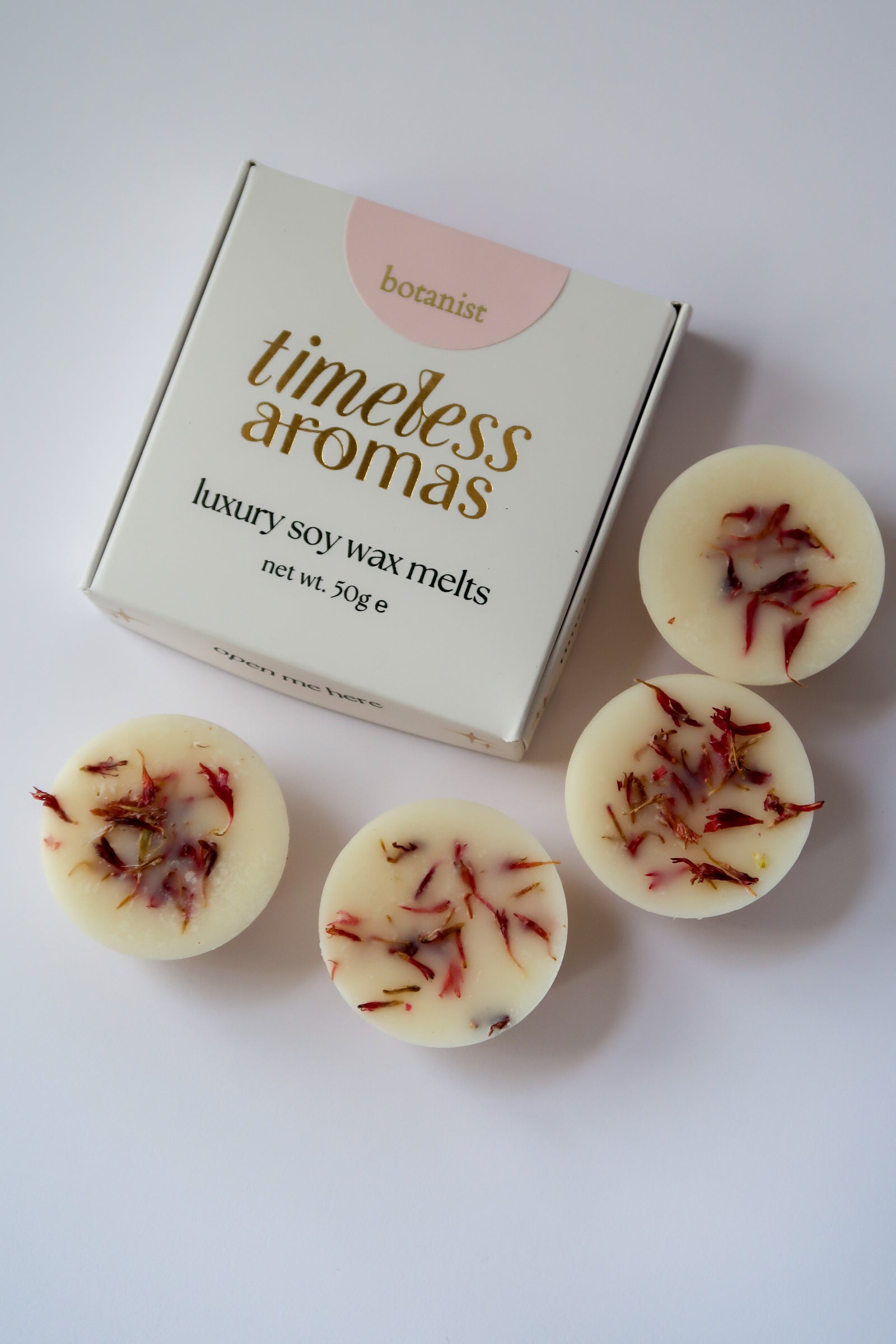 The Botanist Wax Melt Box by Timeless Aromas featuring luxury soy wax melts with flower petals, perfect for a fresh, delightful scent experience. Ideal for gifts and home fragrance, these Botanist luxury wax melts are a stylish addition to any space. faire