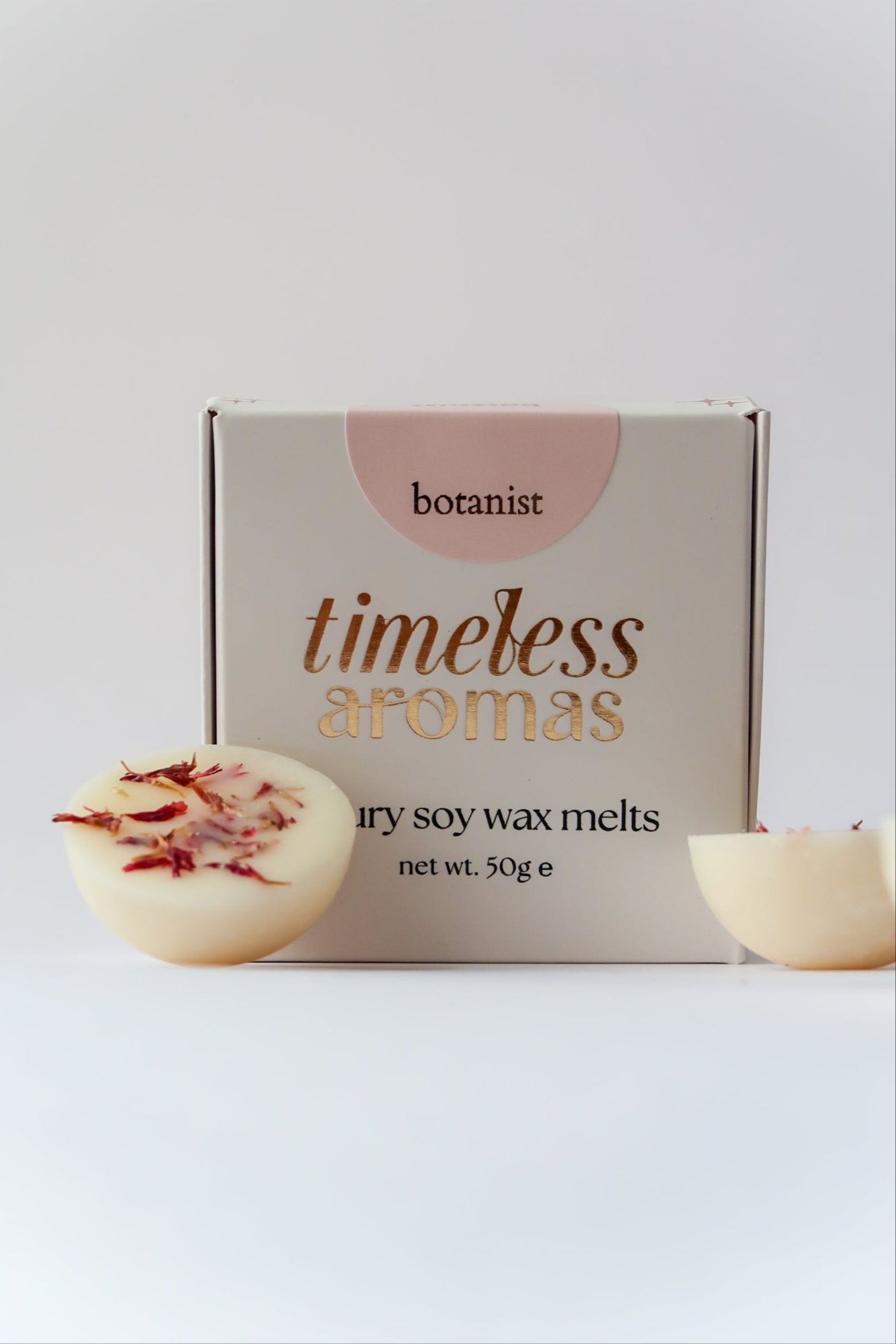 The Botanist Wax Melt Box by Timeless Aromas featuring luxury soy wax melts with flower petals, perfect for a fresh, delightful scent experience. Ideal for gifts and home fragrance, these Botanist luxury wax melts are a stylish addition to any space. faire